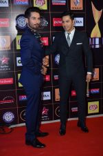 Varun Dhawan, Shahid Kapoor at Producers Guild Awards 2015 in Mumbai on 11th Jan 2015